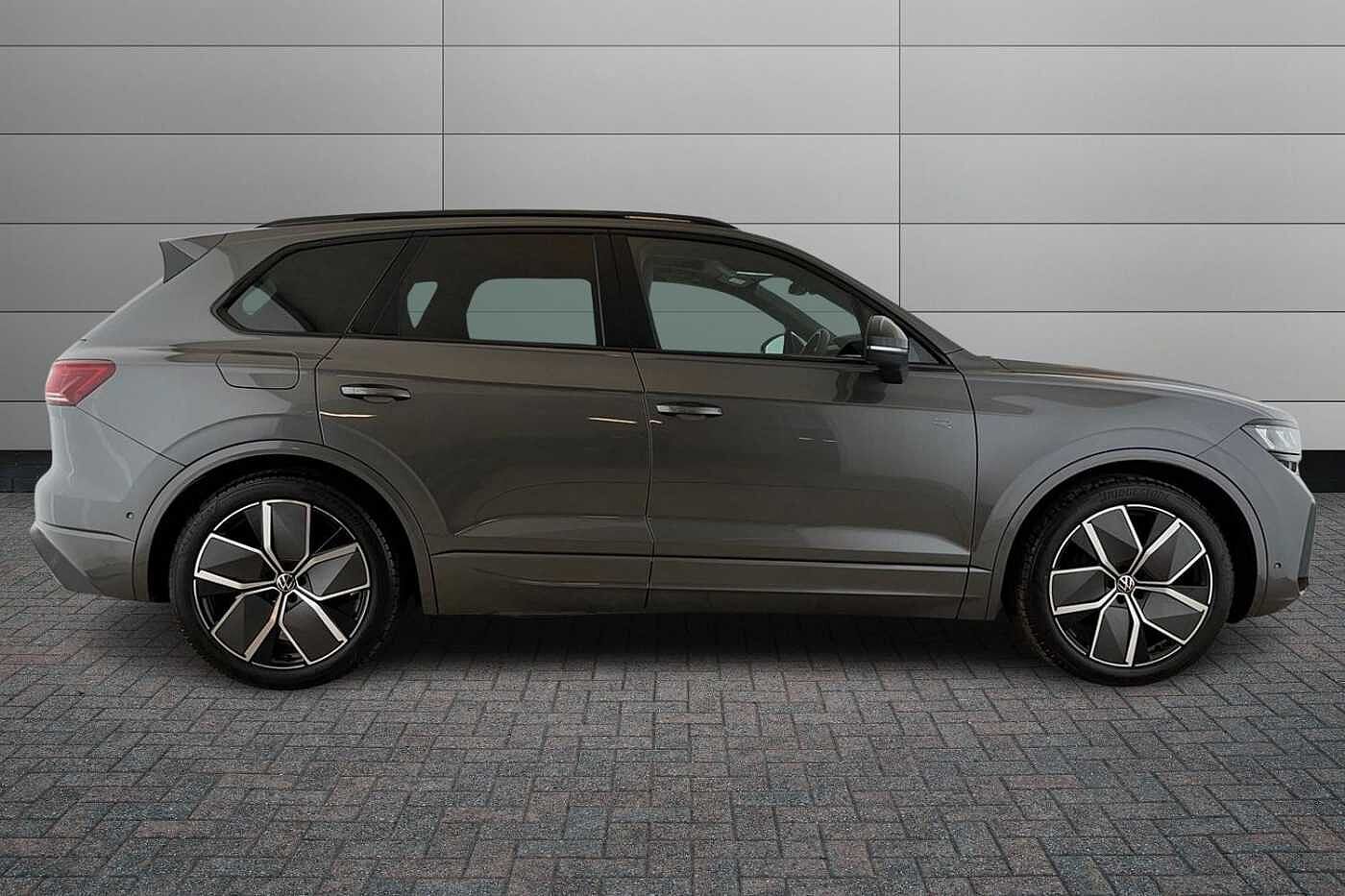 Volkswagen Touareg 3.0 TDI V6 Black Edition Tiptronic 4Motion Euro 6 (s/s) 5dr